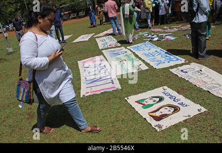 Une femme passe devant les pancartes qui doivent être utilisées pendant le mois de mars.les femmes de diverses organisations, y compris les communautés tribales et les communautés de dalit, se réunissent en grand nombre pour participer à une marche contre la Loi modifiant la citoyenneté (CAA), le Registre national Des Citoyens (CNRC) et le Registre national de la population (RPR), Comme ils marquent la Journée internationale de la femme le 8 mars 2020. Banque D'Images