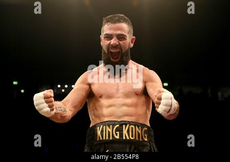 Jono Carroll célèbre la victoire contre Scott Quigg lors de son concours Super-Featherweight à la Manchester Arena. Banque D'Images