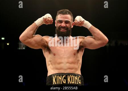 Jono Carroll célèbre la victoire contre Scott Quigg lors de son concours Super-Featherweight à la Manchester Arena. Banque D'Images