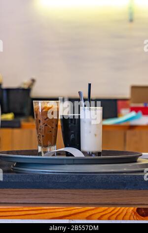 Boissons sur le plateau au comptoir de ramassage au café-restaurant Banque D'Images