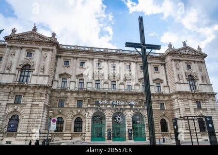 Vienne, Autriche - Mars 2020 : Musée d'architecture d'ethnologie - le Weltmuseum Wien à Vienne est le plus grand musée anthropologique d'Autriche Banque D'Images