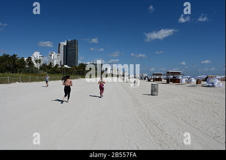 Miami Beach, Floride - le 29 février 2020 - Plage au bout de Lincoln Road sur clair sans nuages le matin. Banque D'Images