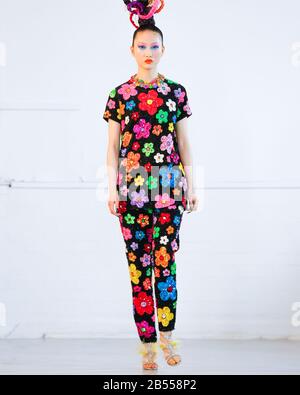 Londres, Royaume-Uni, 17 février 2020, spectacle de mode Ashish et invités à la London Fashion week automne hiver 2020, automne hiver 2020 à British Fashio Banque D'Images