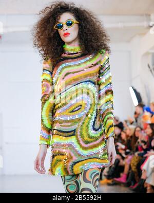 Londres, Royaume-Uni, 17 février 2020, spectacle de mode Ashish et invités à la London Fashion week automne hiver 2020, automne hiver 2020 à British Fashio Banque D'Images