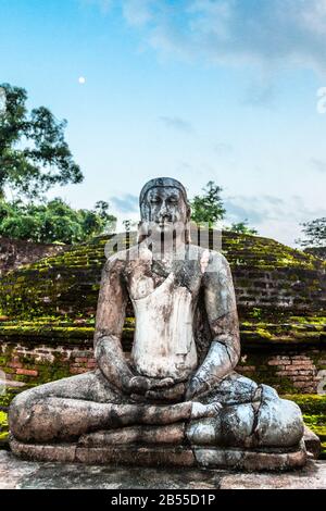 Statue de Bouddha méditant dans la ville ancienne de Polonnaruwa, Sri Lanka, Banque D'Images