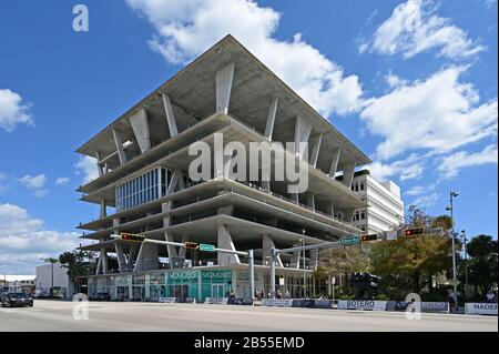 Miami Beach, Floride - 29 février 2020 - 1111 structure de stationnement du chemin Lincoln sur le centre commercial de Lincoln Road, le matin ensoleillé de l'hiver. Banque D'Images