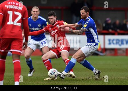 Crawley, Royaume-Uni. 7 mars 2020. Crawley, ANGLETERRE - 7 MARS Ashley Nadesan de Crawley Town et Chris McCann de Oldham Athletic pendant le match de Sky Bet League 2 entre Crawley Town et Oldham Athletic au stade Broadfield, Crawley le samedi 7 mars 2020. (Crédit: Eddie Garvey | MI News) la photographie ne peut être utilisée qu'à des fins de rédaction de journaux et/ou de magazines, licence requise à des fins commerciales crédit: Mi News & Sport /Alay Live News Banque D'Images