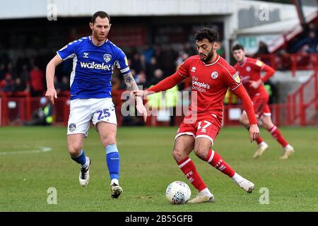 Crawley, Royaume-Uni. 7 mars 2020. Crawley, ANGLETERRE - 7 MARS Tarryn Alarahia de Crawley Town et Chris McCann d'Oldham Athletic pendant le match de Sky Bet League 2 entre Crawley Town et Oldham Athletic au stade Broadfield, Crawley le samedi 7 mars 2020. (Crédit: Eddie Garvey | MI News) la photographie ne peut être utilisée qu'à des fins de rédaction de journaux et/ou de magazines, licence requise à des fins commerciales crédit: Mi News & Sport /Alay Live News Banque D'Images