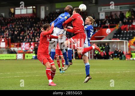 Crawley, Royaume-Uni. 7 mars 2020. Crawley, ANGLETERRE - 7 MARS Jordan Tunnicliffe de Crawley Town et Mohamed Sylla de Oldham Athletic pendant le match de Sky Bet League 2 entre Crawley Town et Oldham Athletic au stade Broadfield, Crawley le samedi 7 mars 2020. (Crédit: Eddie Garvey | MI News) la photographie ne peut être utilisée qu'à des fins de rédaction de journaux et/ou de magazines, licence requise à des fins commerciales crédit: Mi News & Sport /Alay Live News Banque D'Images