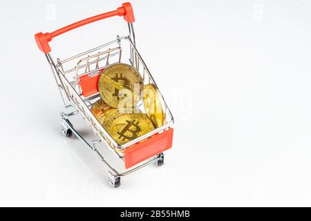 Bitcoin dans un panier sur fond blanc Banque D'Images