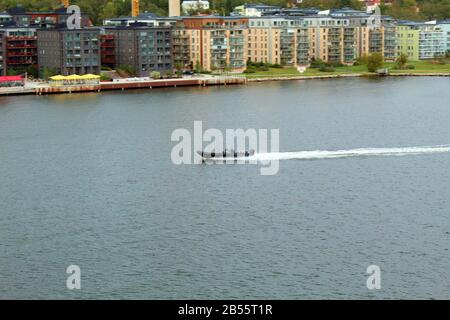 Homme conduisant un bateau rapide avec fond bleu mouvement. Banque D'Images