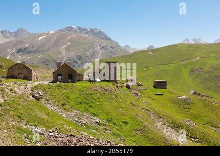 Camp des Fourches; Col des Granges Communes; Col de Raspaillon; route Col de la Bonette; alpes françaises, route de montagne, col, caserne historique, Provence Banque D'Images