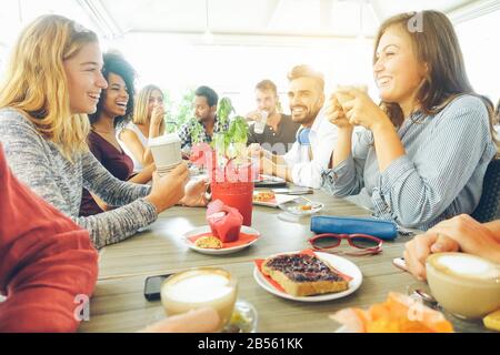 Des amis heureux qui ont fait une pause café au bar café - jeunes gens qui apprécient le petit déjeuner - concept d'amitié et de bonne humeur - se concentrer sur la bonne femme drin Banque D'Images