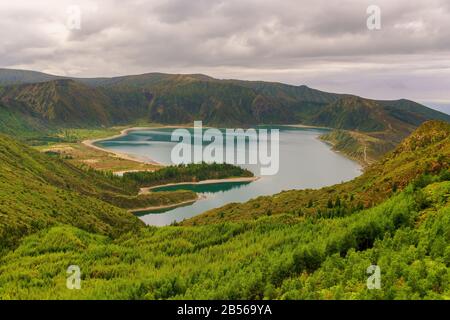 Vue panoramique du paysage naturel, dans les Açores, l'île merveilleuse du Portugal. Beaux lagons des cratères volcaniques et de champs. Attra touristiques Banque D'Images