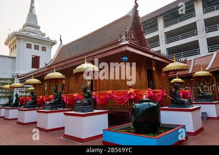 Bangkok, Thaïlande - Janvier.19.2020: Stupas Au Temple Wat Intharawihan, Bangkok, Thaïlande. L'architecture religieuse traditionnelle, l'une des principales attraction Banque D'Images