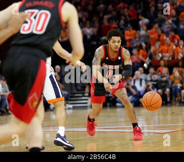 Charlottesville, va, États-Unis. 7 mars 2020. Louisville Cardinals Guard (0) Lamarr Kimble passe le ballon lors d'un match de basket-ball NCAA pour Homme entre les Louisville Cardinals et les Cavalier de l'Université de Virginie à l'aréna John Paul Jones à Charlottesville, en Virginie. Justin Cooper/Csm/Alay Live News Banque D'Images