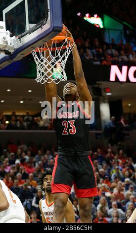 Charlottesville, va, États-Unis. 7 mars 2020. Centre des cardinaux de Louisville (23) Steven Enoch dunks the ball pendant un match de basket-ball pour Homme de la NCAA entre les Cardinals de Louisville et les Cavalier de l'Université de Virginie à l'aréna Jean-Paul Jones de Charlottesville, en Virginie. Justin Cooper/Csm/Alay Live News Banque D'Images