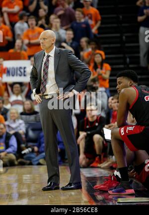 Charlottesville, va, États-Unis. 7 mars 2020. Chris Mack, entraîneur-chef des Cardinals de Louisville, lors d'un match de basket-ball pour Homme NCAA entre les Cardinals de Louisville et les Cavalier de l'Université de Virginie à l'aréna John Paul Jones de Charlottesville, en Virginie. Justin Cooper/Csm/Alay Live News Banque D'Images