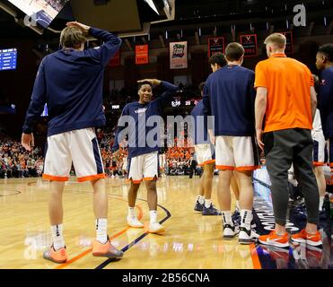 Charlottesville, va, États-Unis. 7 mars 2020. Le banc Virginia Cavalier célèbre une partie lors d'un match de basket-ball NCAA pour Homme entre les Cardinals de Louisville et les Cavalier de l'Université de Virginie à l'aréna Jean-Paul Jones de Charlottesville, en Virginie. Justin Cooper/Csm/Alay Live News Banque D'Images