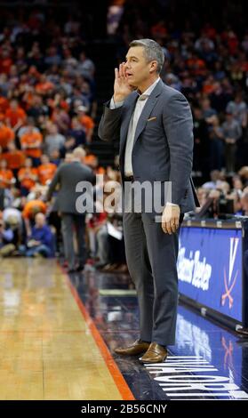 Charlottesville, va, États-Unis. 7 mars 2020. Virginia Cavalier Head Coach Tony Bennett lors d'un match de basket-ball NCAA pour Homme entre les Louisville Cardinals et les Cavalier de l'Université de Virginie à l'aréna John Paul Jones de Charlottesville, en Virginie. Justin Cooper/Csm/Alay Live News Banque D'Images