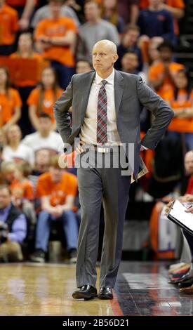 Charlottesville, va, États-Unis. 7 mars 2020. Chris Mack, entraîneur-chef des Cardinals de Louisville, lors d'un match de basket-ball pour Homme NCAA entre les Cardinals de Louisville et les Cavalier de l'Université de Virginie à l'aréna John Paul Jones de Charlottesville, en Virginie. Justin Cooper/Csm/Alay Live News Banque D'Images