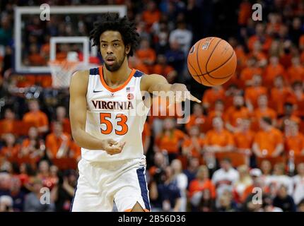 Charlottesville, va, États-Unis. 7 mars 2020. Virginia Cavalier Guard (53) Tomas Woldetensae passe le ballon lors d'un match de basket-ball NCAA pour Homme entre les Louisville Cardinals et l'Université de Virginia Cavalier à l'aréna Jean Paul Jones à Charlottesville, en Virginie. Justin Cooper/Csm/Alay Live News Banque D'Images