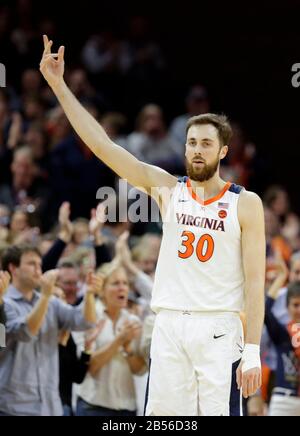 Charlottesville, va, États-Unis. 7 mars 2020. Virginia Cavalier Forward (30) Jay Huff attire la foule dans un match de basket-ball NCAA pour Homme entre les Louisville Cardinals et l'Université de Virginia Cavalier à l'aréna Jean Paul Jones de Charlottesville, en Virginie. Justin Cooper/Csm/Alay Live News Banque D'Images