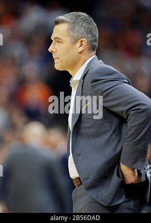 Charlottesville, va, États-Unis. 7 mars 2020. Virginia Cavalier Head Coach Tony Bennett lors d'un match de basket-ball NCAA pour Homme entre les Louisville Cardinals et les Cavalier de l'Université de Virginie à l'aréna John Paul Jones de Charlottesville, en Virginie. Justin Cooper/Csm/Alay Live News Banque D'Images