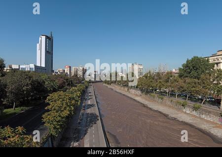 Vue depuis le pont Pio Nono sur la rivière Mapocho à Santiago, au Chili Banque D'Images