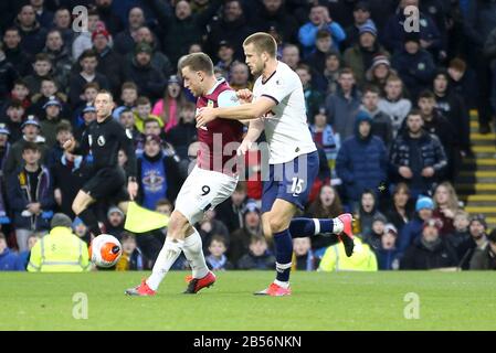 Burnley, Royaume-Uni. 7 mars 2020. Chris Wood de Burnley (l) devance Eric Dier de Tottenham Hotspur. Match de la Premier League, Burnley / Tottenham Hotspur à Turf Moor à Burnley, Lancashire, le samedi 7 mars 2020. Cette image ne peut être utilisée qu'à des fins éditoriales. Utilisation éditoriale uniquement, licence requise pour une utilisation commerciale. Aucune utilisation dans les Paris, les jeux ou une seule édition de club/ligue/joueur. Pic par Chris Stading/Andrew Orchard sports photographie/Alay Live news crédit: Andrew Orchard sports photographie/Alay Live News Banque D'Images