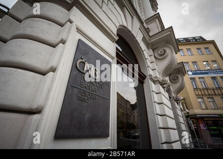 Brno, TCHÉQUIE - 5 NOVEMBRE 2019: Ceska Narodni Banka CNB logo devant leur bureau de Brno. CNB, Ou Banque nationale tchèque, est le Central ba de la Tchéquie Banque D'Images