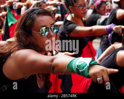 Les femmes portant une jupe rouge du groupe militant "Nous sommes 2074", réalisant une chorégraphie lorsque des milliers de groupes féministes et sympathiques prennent dans les rues de Lima, au Pérou, demandant leurs droits à la journée internationale des femmes Banque D'Images