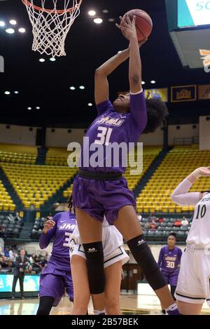 Williamsburg, va, États-Unis. 7 mars 2020. 20200307 - JMU Center KAYLA COOPER-WILLIAMS (31) scores contre William et Mary dans la deuxième moitié à Kaplan Arena à Williamsburg, Virginie crédit: Chuck Myers/ZUMA Wire/Alay Live News Banque D'Images