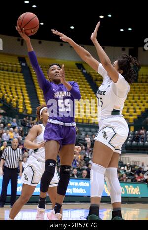 Williamsburg, va, États-Unis. 7 mars 2020. 20200307 - JMU Guard JACKIE BENITEZ (55) scores contre William et Mary Center GABBY ROGERS (25) dans la seconde moitié à Kaplan Arena à Williamsburg, Virginie Credit: Chuck Myers/ZUMA Wire/Alay Live News Banque D'Images