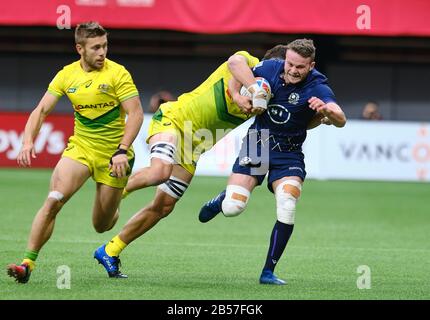 Vancouver, Canada. 7 mars 2020. Gavin Lowe #10 d'Écosse par des joueurs de l'Australie au match no 2 au cours du premier jour - 2020 série HSBC World Rugby Sevens à la BC Place de Vancouver, Canada. Crédit: Joe Ng/Alay Live News Banque D'Images