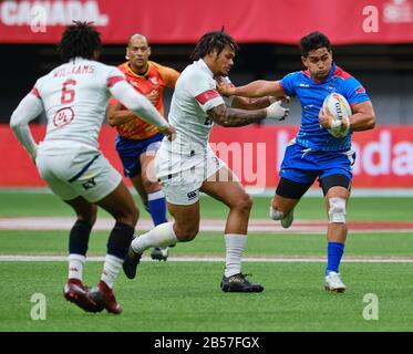 Vancouver, Canada. 7 mars 2020. Melani Matavao #6 des Samoa affrontée par les joueurs américains dans le match #1 au cours du jour 1 - 2020 série HSBC World Rugby Sevens à BC Place à Vancouver, Canada. Crédit: Joe Ng/Alay Live News Banque D'Images