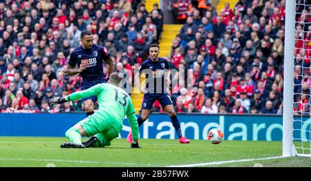 Liverpool. 8 mars 2020. Les scores Callum Wilson (L) d'AFC Bournemouth lors du match de la Premier League anglaise entre Liverpool et AFC Bournemouth à Anfield à Liverpool, en Grande-Bretagne, le 7 mars 2020. Crédit: Xinhua/Alay Live News Banque D'Images