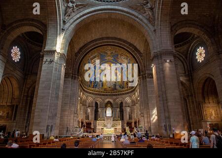 Vue intérieure avec autel principal et mosaïque dans l'abside, Basilique Sacré-coeur, Montmartre, Paris, France Banque D'Images