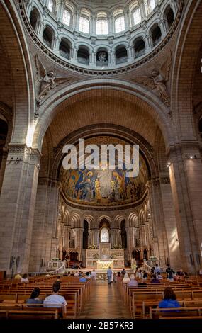 Vue intérieure avec autel principal et mosaïque dans l'abside, Basilique Sacré-coeur, Montmartre, Paris, France Banque D'Images