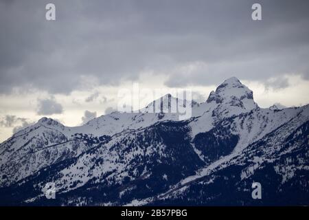 Montagnes puissantes sous un ciel étoilé. Banque D'Images