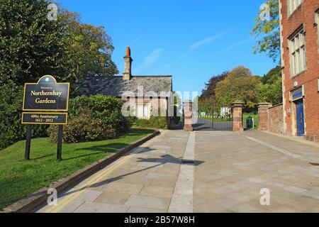 Panneaux et portail à l'entrée principale des jardins Northernhay, Devon. Ces jardins se trouvent sur le côté nord du château de Rougemont. Banque D'Images