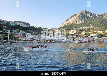 Excursion en bateau au départ de Marina Grande sur l'île de Capri. Ces premières visites du matin fournissent le transport pour les hommes de bateau. Banque D'Images