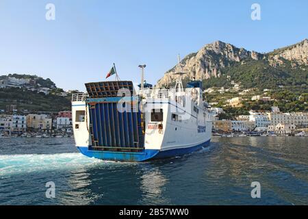 Ferry Caremar Naiade arrivant à Marina Grande sur l'île de Capri. Les ferries assurent le transport des passagers et des véhicules. Banque D'Images