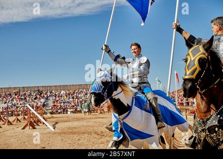 Gold Canyon, Arizona, États-Unis - 29 février 2020: Deux participants de tournoi masculin joutant des chevaux en costume au Renaissance Festival in Gold Banque D'Images