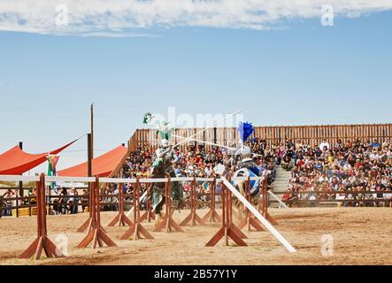 Gold Canyon, Arizona, États-Unis - 29 février 2020: Tournoi jouting participants équitation chevaux en costume tenant une lance de bois à la Renaissance Fes Banque D'Images