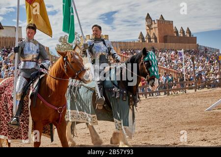 Gold Canyon, Arizona, États-Unis - 29 février 2020: Deux participants de tournoi masculin joutant des chevaux en costume au Renaissance Festival in Gold Banque D'Images