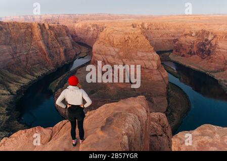 Une fille sur Horseshoe Bend dans la zone de loisirs nationale de Glen Canyon au début de l'aube Banque D'Images