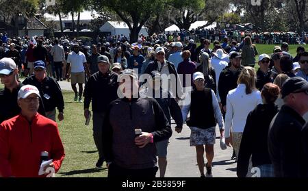 Orlando, États-Unis. 7 mars 2020. 7 mars 2020 - Orlando, Floride, États-Unis - Les Spectateurs suivent l'action lors de la troisième partie du tournoi de golf sur invitation Arnold Palmer au Bay Hill Club & Lodge le 7 mars 2020 à Orlando, en Floride. Crédit: Paul Hennessy/Alay Live News Banque D'Images