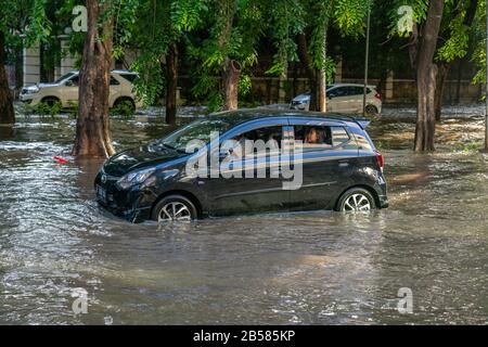 Place Mahaka, Jakarta / Indonésie - 23 février 2020: Voiture sur la rue inondée Banque D'Images