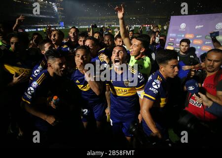 Buenos Aires, Argentine - 07 mars 2020: L'équipe Boca Juniors célébrant le tournoi de la superliga 2020 à la bombonera à Buenos Aires, Banque D'Images